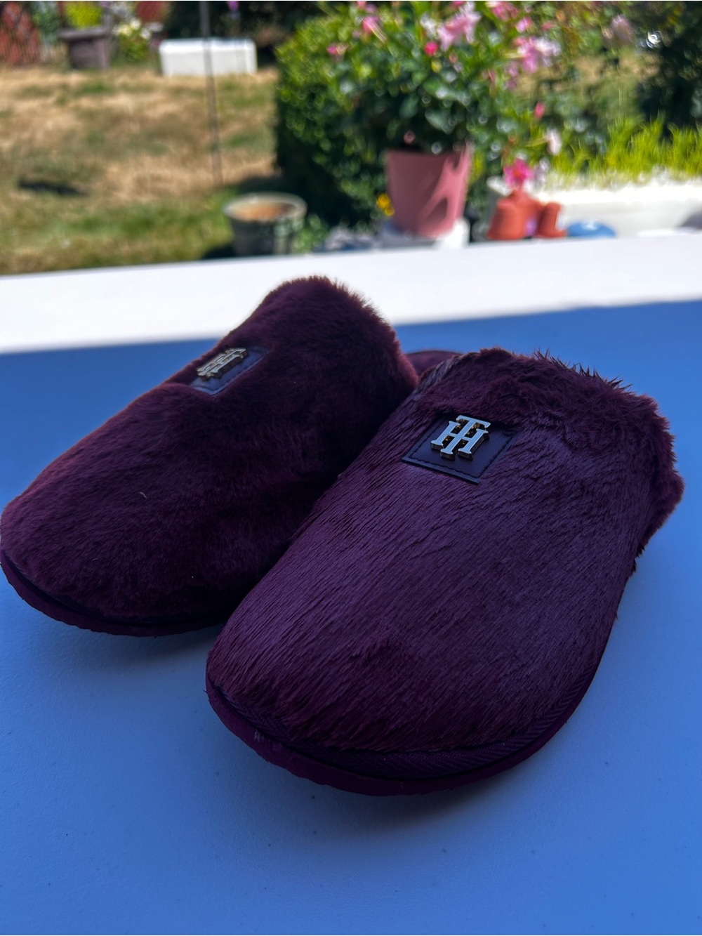 Tommy Hilfiger Men’s Plush Burgundy Fur Slippers with Metal Logo Sz 9.5
